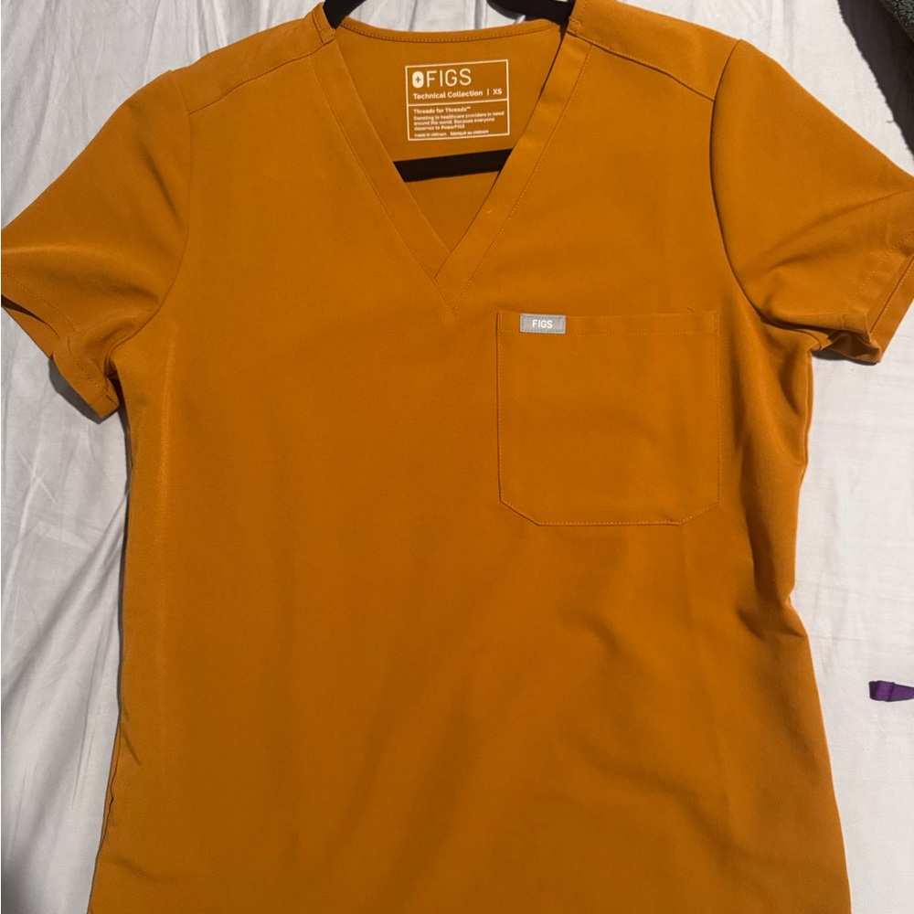 Figs Women's V-Neck Top in Amber
